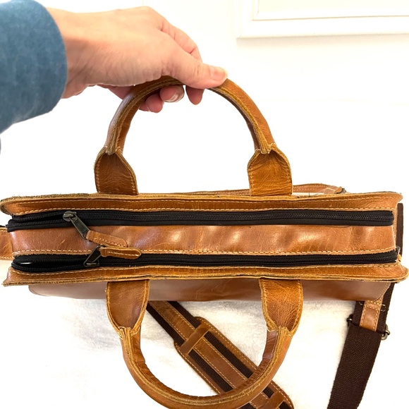 Canyon Outback Distressed Brown Leather Messenger Bag - Picture 5 of 12